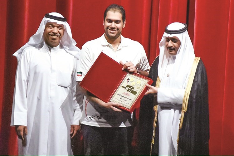 د بدر الدويش والفنان عبدالله الحبيل يسلمان الداود جائزة افضل نص﻿