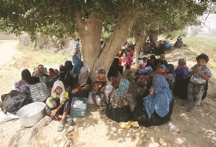 عائلات عراقية نازحة من الفلوجة تنتظر تلقي المساعدات الانسانية امس 	افپ﻿