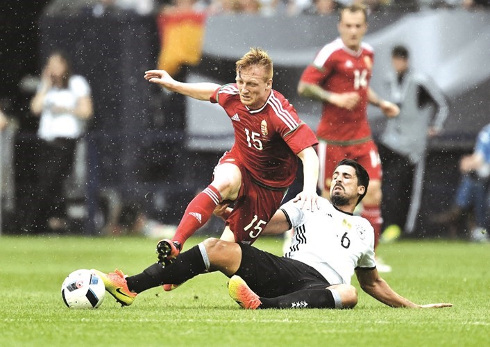 سامي خضيرة يقطع الكرة من لاعب المنتخب الهنغاري﻿