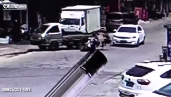 بالفيديو .. لحظات مرعبة لسقوط امرأة تحت سيارة مُسرعة