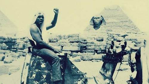 محمد علي كلاي يركب جملا امام الاهرامات وابو الهول