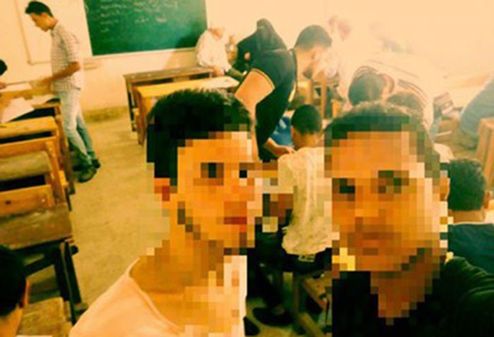 بالصور.. طالب يلتقط "سيلفى" غش جماعى للثانوية العامه في مصر..  وحقيقة تسريب امتحان "الأنجليزية"  !