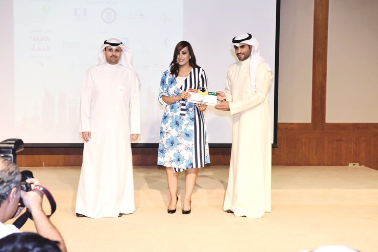 تكريم احدى المشاركات 