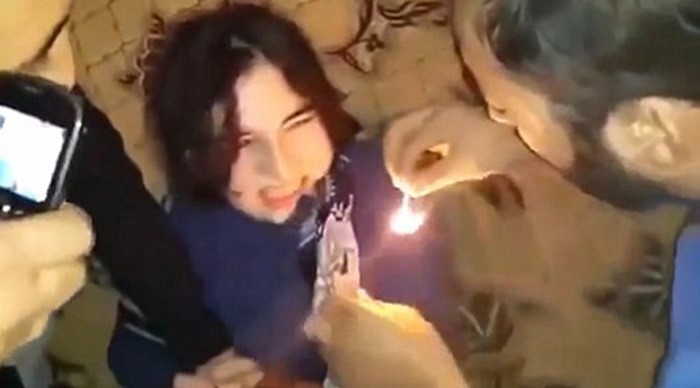بالفيديو.. شيخ يعالج فتاة "ممسوسة": أطفأ النار في وجهها.. شاهد ماذا فعلت ؟