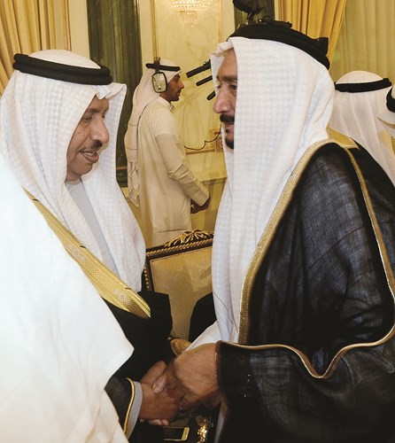 سمو رئيس الوزراء الشيخ جابر المبارك مصافحا فيصل الدويش ﻿