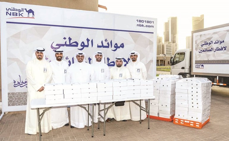 مسؤولو العلاقات العامة في بنك الكويت الوطني خلال انطلاق الحملة﻿