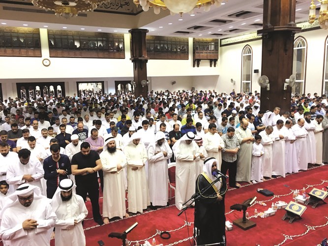 مشاري العفاسي يؤم المصلين في مسجد الراشد﻿