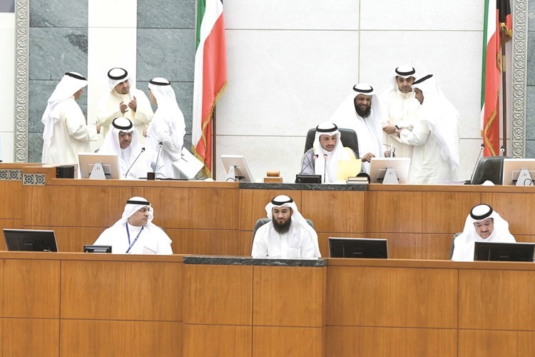 رئيس مجلس الامة مرزوق الغانم ونائبه مبارك الخرينج والشيخ محمد العبدالله وراكان النصف وحمود الحمدان واحمد لاري وانس الصالح وماجد موسى على المنصة وتبدو الامانة العامة هاني الشمري