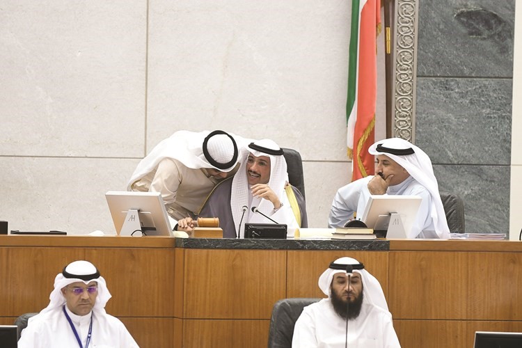 رئيس مجلس الامة مرزوق الغانم في حديث مع الشيخ محمد العبدالله على المنصة ويبدو النائب سعد الخنفورهاني الشمري