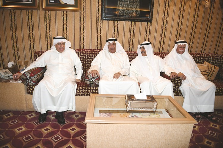علي الخلف وعدد من المهنئين﻿