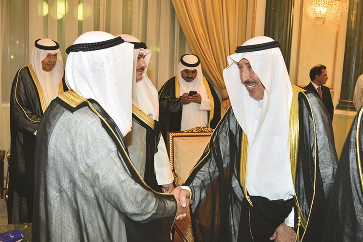صاحب السمو مصافحا احمد الهارون ﻿