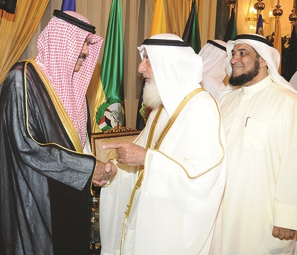 سمو ولي العهد الشيخ نواف الاحمد مصافحا احد المهنئين﻿