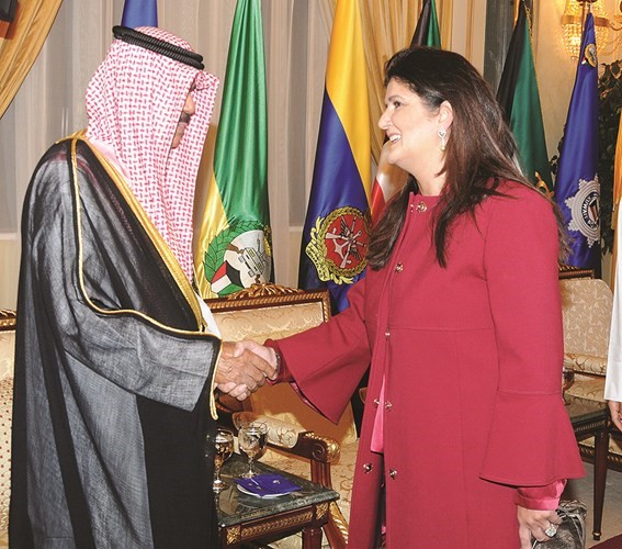 سمو ولي العهد مصافحا دندى المطوع ﻿