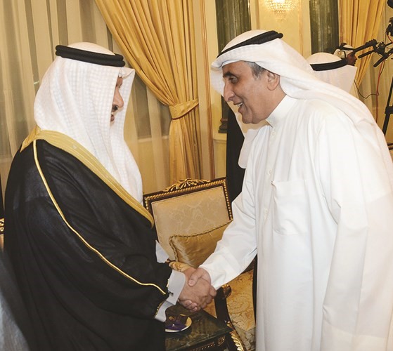 سمو رئيس الوزراء الشيخ جابر المبارك مصافحا عبدالوهاب البدر ﻿