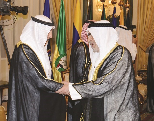 الشيخ جابر العبدالله مصافحا عدنان عبدالصمد ﻿