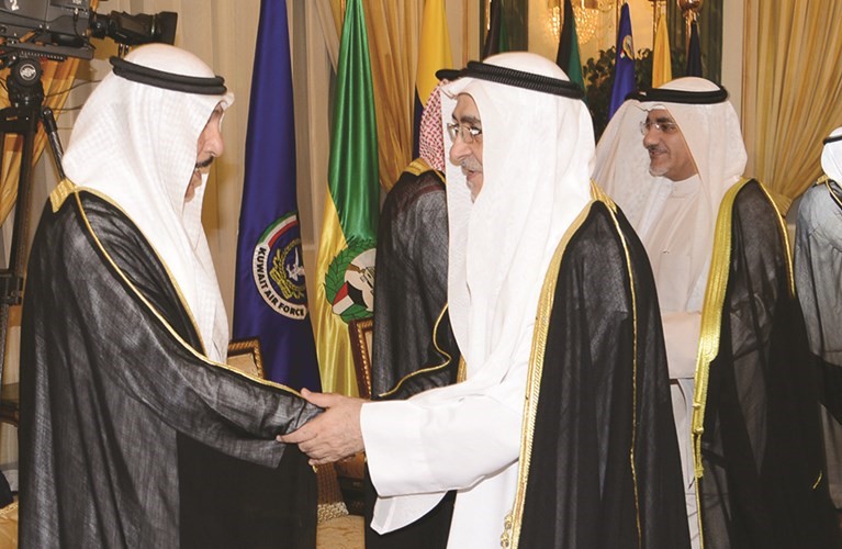 الشيخ جابر العبدالله مصافحا احمد لاري ﻿