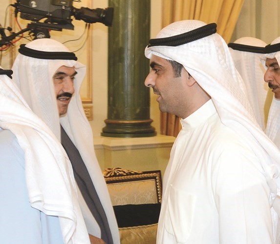 سمو الشيخ ناصرالمحمد مصافحا رياض العدساني ﻿