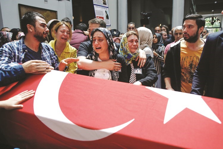 ﻿الحزن والاسى يعلو قسمات اقارب بعض ضحايا تفجير اسطنبول خلال تشييعهم امس	 اپ﻿