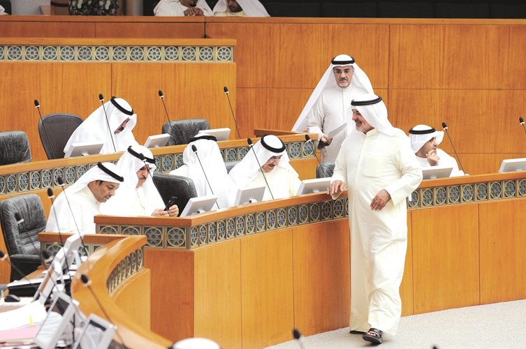 الشيخ سلمان الحمود ويعقوب الصانع وصالح عاشور خلال الجلسة﻿