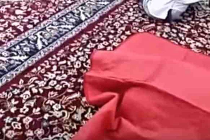 بالفيديو..شاهد مصلٍ يفارق الحياة بعد صلاة العشاء مباشرة بأحد المساجد..مات مبتسماً