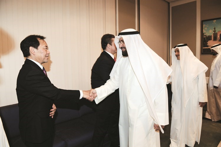 د علي العمير في استقبال المهنئين 
