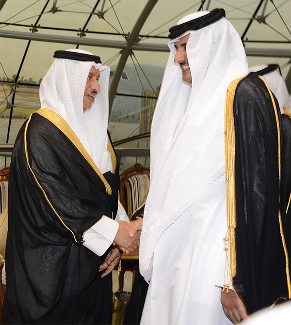 صاحب السمو الشيخ تميم بن حمد مصافحا سمو رئيس مجلس الوزراء الشيخ جابر المبارك