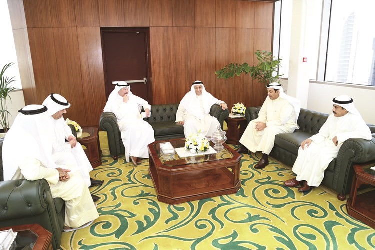 يعقوب الصانع مستقبلا المستشار محمد بن ناجي وعبداللطيف السريع وعددا من وكلاء العدل