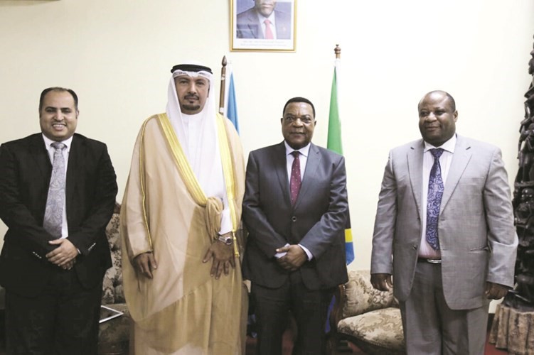﻿السفير جاسم الناجم خلال لقائه وزير خارجية تنزانيا داوغسطين ماهيغا ﻿