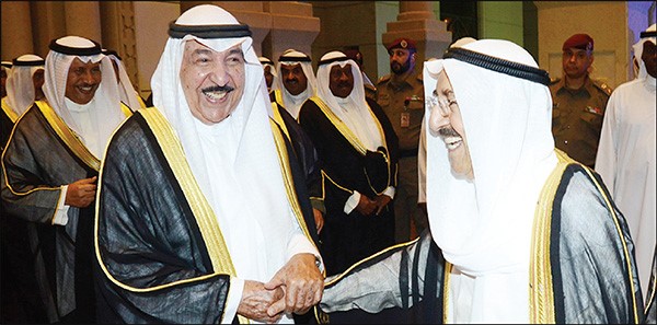 صاحب السمو الامير الشيخ صباح الاحمد في حديث باسم مع الشيخ جابر العبدالله خلال استقبال سموه المهنئين برمضان