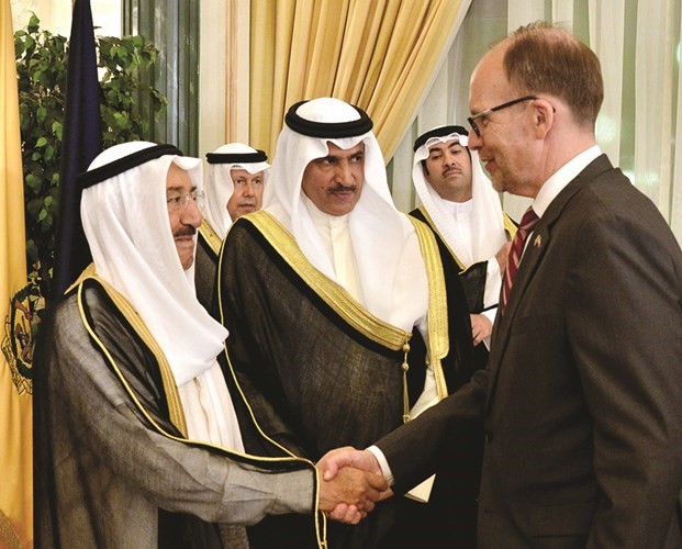 السفير الاميركي دوغلاس سيليمان مهنئا صاحب السمو