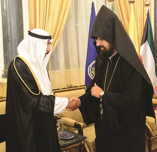 احد رجال الدين المسيحي يهنئ الشيخ جابر العبدالله