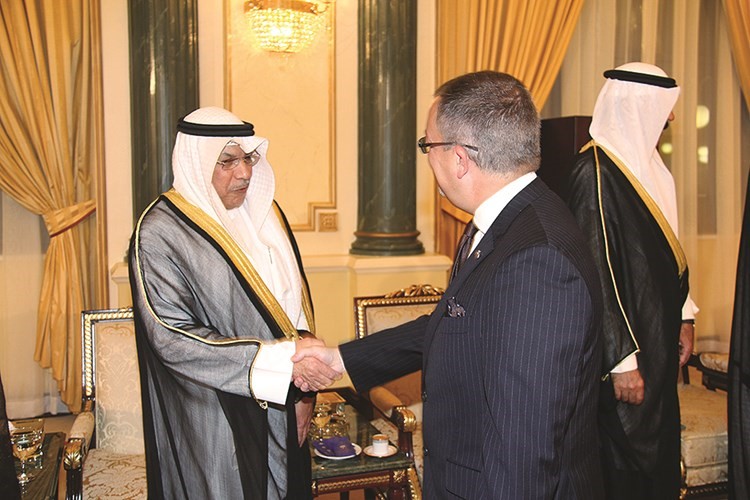الشيخ خالد الجراح يتلقى تهنئة السفير البريطاني ماثيو لودج