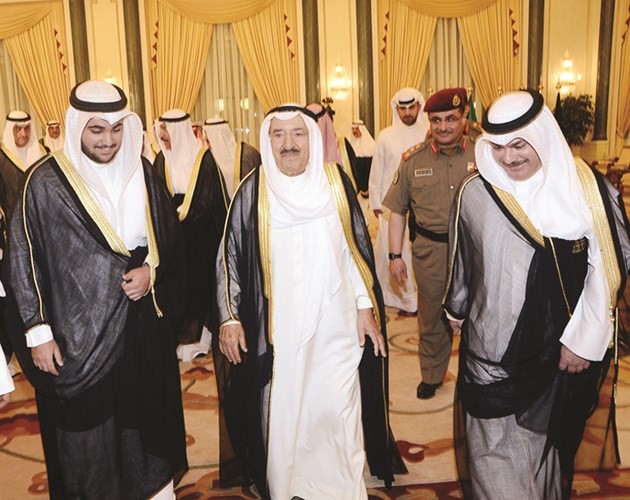 صاحب السمو الامير الشيخ صباح الاحمد وكبار الشيوخ في استقبال المهنئين ويبدو الشيخ خالد العبدالله 