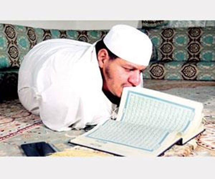 السعودية: معاق يمشي على بطنه ويقلب صفحات القرآن بأسنانه ويحفظه كاملاً.. تعرف على قصته
