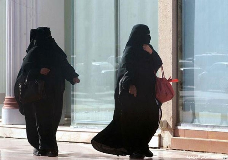 البحرين: زوج يفاجئ زوجته بضرتها الجديدة لينتهي الأمر بتغريمهما في المحكمة