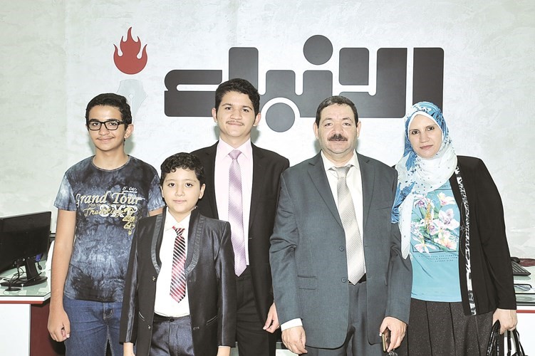 احمد جمال اسماعيل مع والديه وشقيقيه﻿