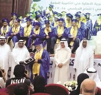 دسعود الحربي مكرما المتفوقة لبنى عادل السادسة على الادبي