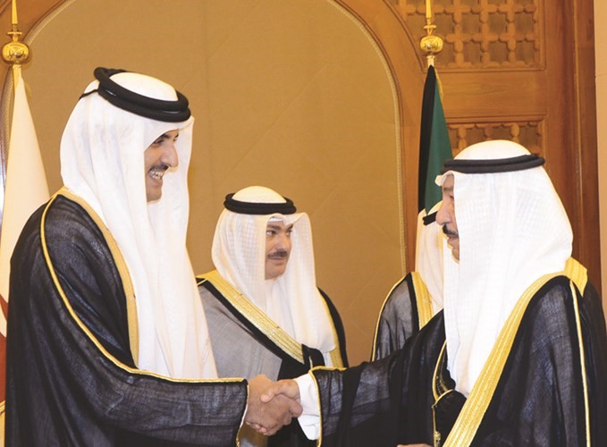 صاحب السمو الشيخ تميم بن حمد مصافحا الشيخ جابر العبدالله﻿