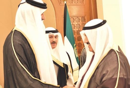 صاحب السمو الشيخ تميم بن حمد مصافحا سمو الشيخ ناصر المحمد﻿