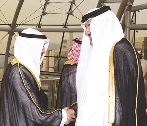 صاحب السمو الشيخ تميم بن حمد ثاني مصافحا مرزوق الغانم﻿