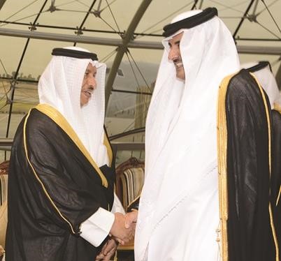 صاحب السمو الشيخ تميم بن حمد مصافحا سمو رئيس مجلس الوزراء الشيخ جابر المبارك﻿