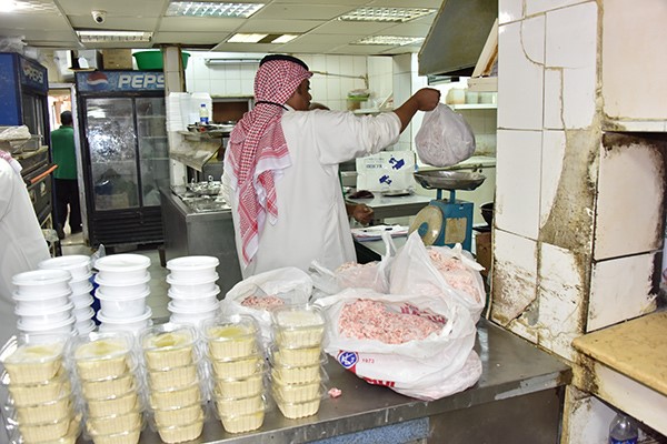  إتلاف 425 كيلو من المواد الغذائية الفاسدة في الجهراء 