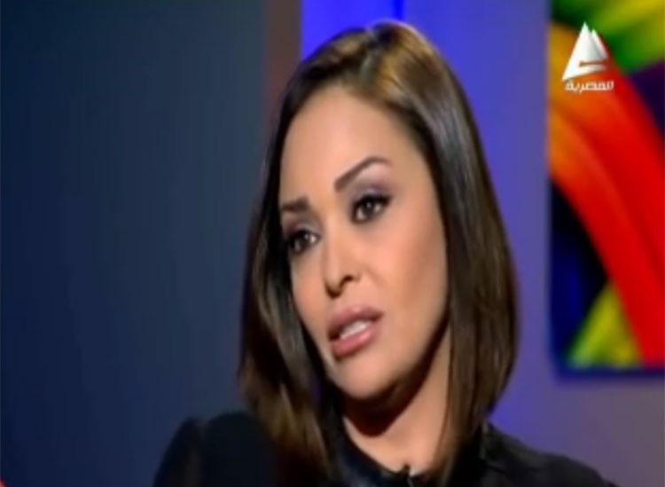 بالفيديو..فنانة مصرية تبكي على الهواء وتطالب بوقف التصوير !
