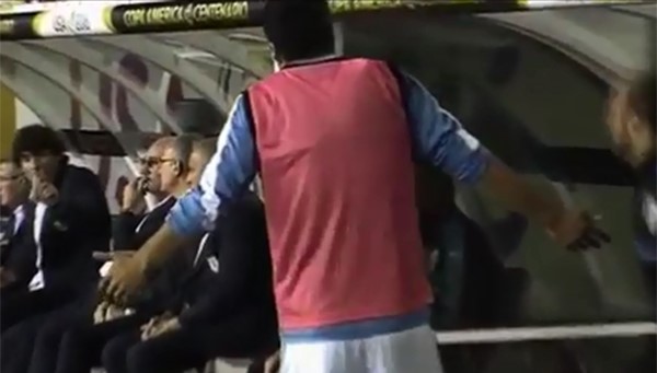 بالفيديو.. سواريز ينفعل على مدربه..من أجل "إنقاذ" الأوروغواي! 