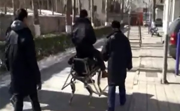 بالفيديو.. صيني يمتطي صهوة حصان آلي ويتجول به في الشوارع