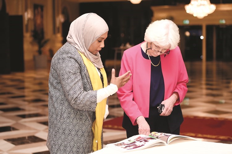الزميلة نوف العياضي تطلع باميلا كريدون على كتاب الانباء الذي يتضمن انشطة الجريدة الانسانية والاجتماعية