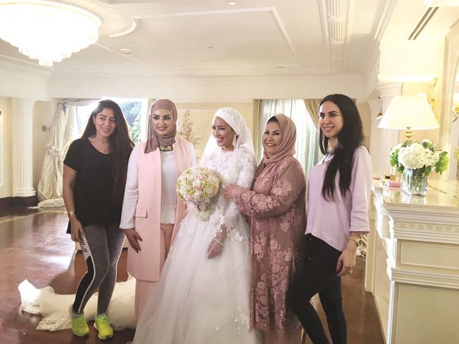 الفنانة القديرة رجاء محمد مع طاقم العمل اثناء تصوير الاعلان
