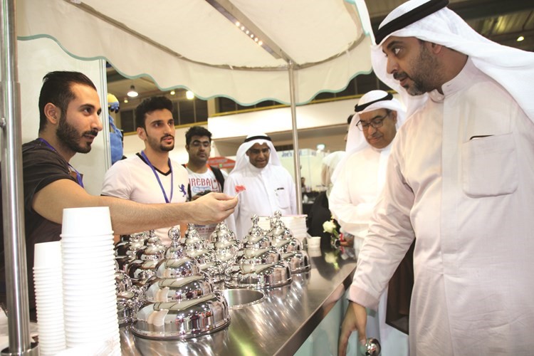 الشيخ محمد العبدالله خلال افتتاح معرض الالف مشروع