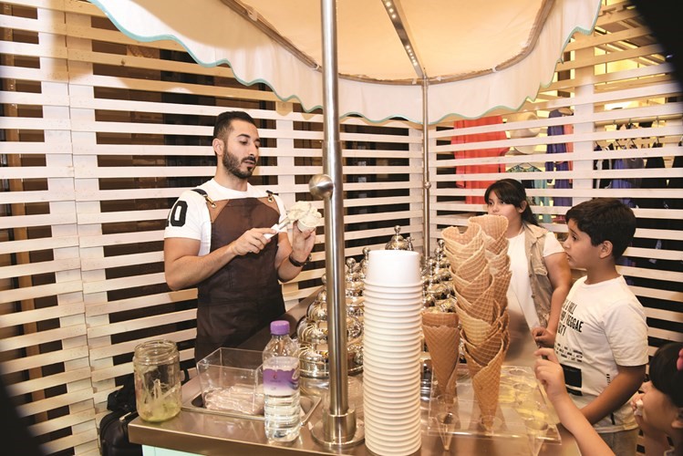 الاطفال يستمتعون بمذاق الجيلافيتو 