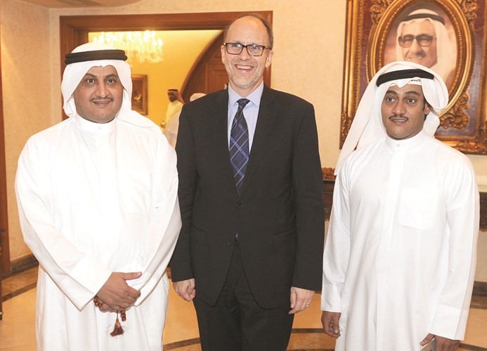 السفير الاميركي دوغلاس سيليمان متوسطا طلال ولؤي جاسم الخرافي ﻿